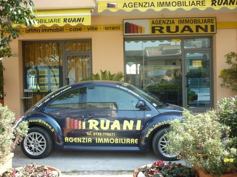 L'Immobiliare Ruani negli anni passati, con l'auto dell'agenzia davanti alla vetrina