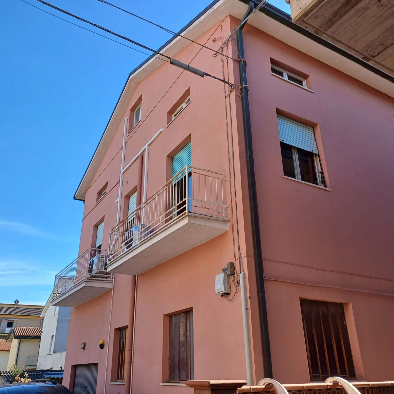 Casa su tre livelli con garage