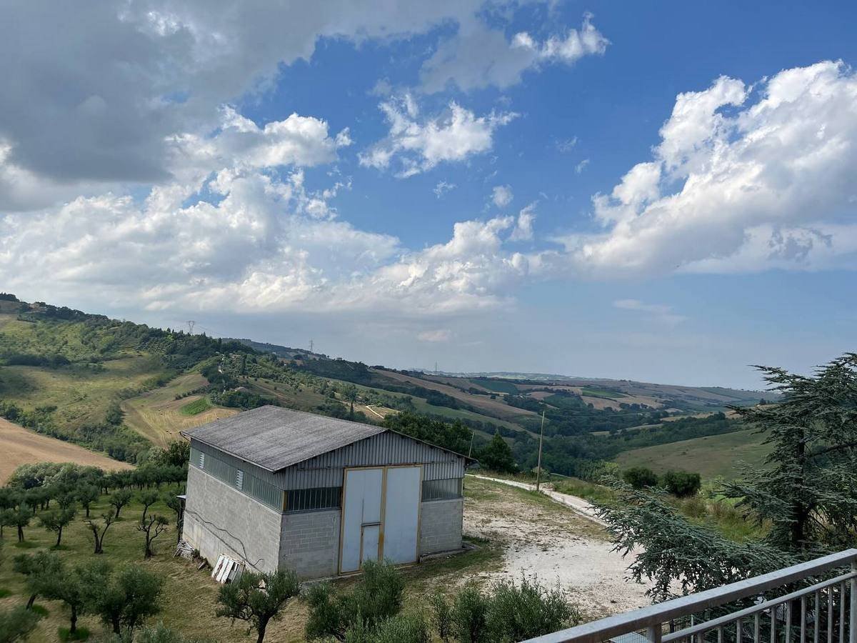 Capannone di 160 m² con terreno