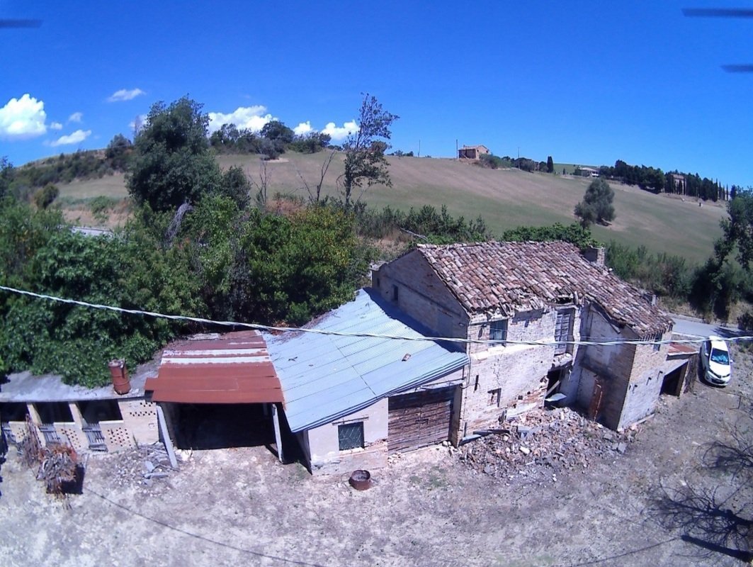 Esclusiva proprietà panoramica con terreno nelle Marche
