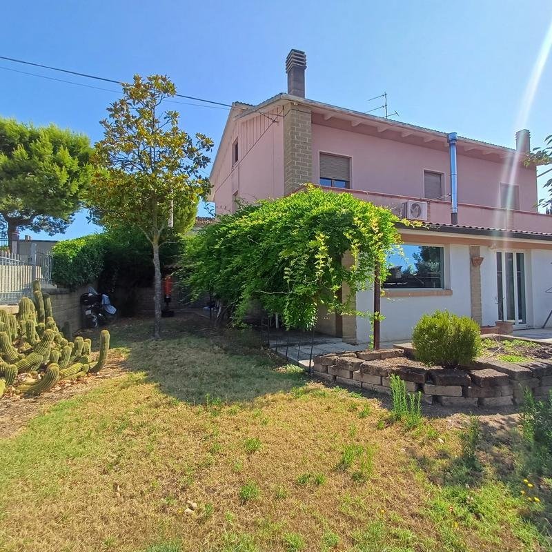 Bifamiliare panoramica con corte esclusiva a Montecosaro