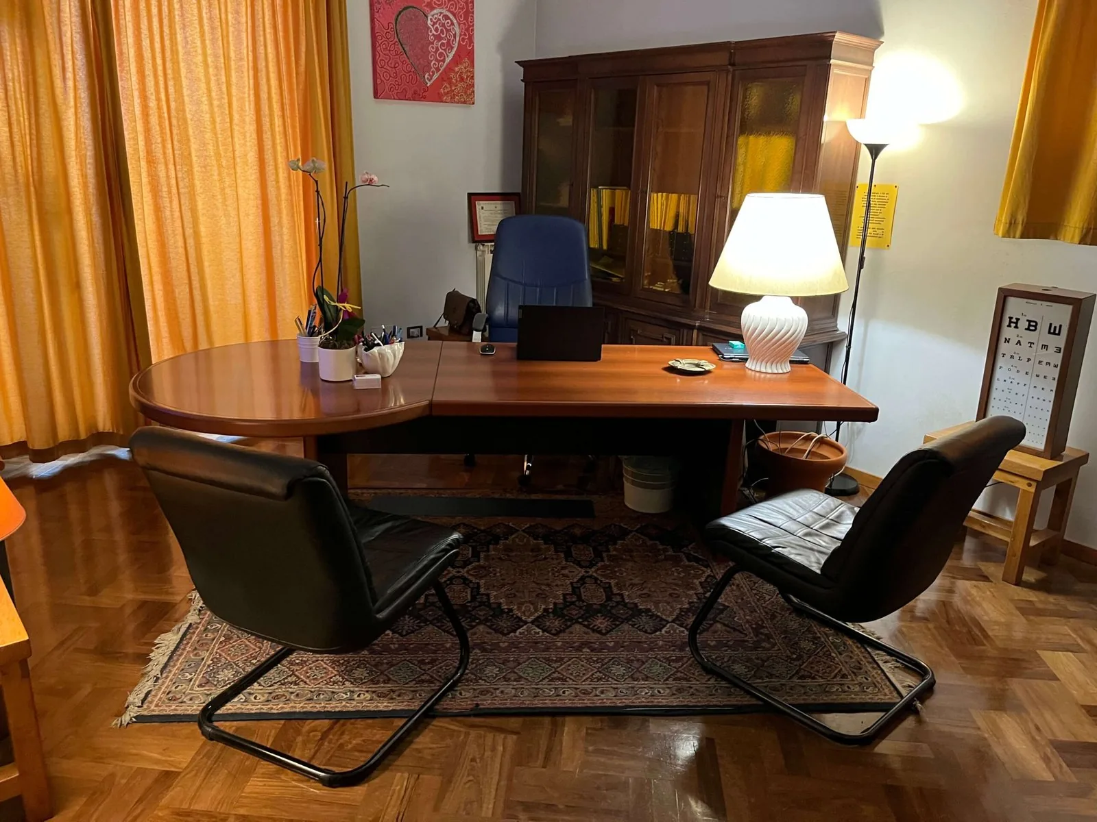 La scrivania di Deborah nell'ufficio di Via Castelfidardo 26