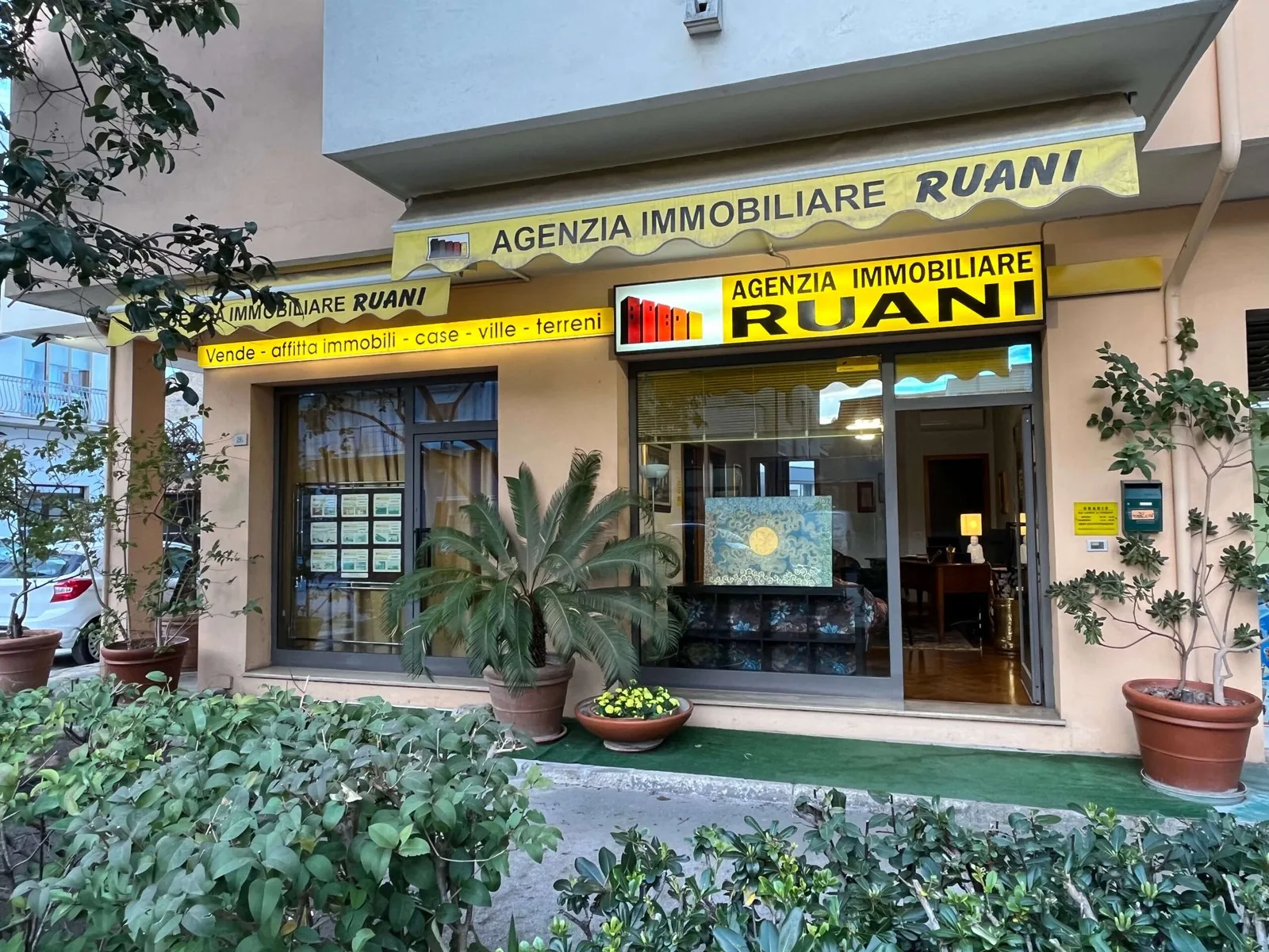 La vetrina gialla dell'Immobiliare Ruani in Via Castelfidardo 26 a Civitanova Marche
